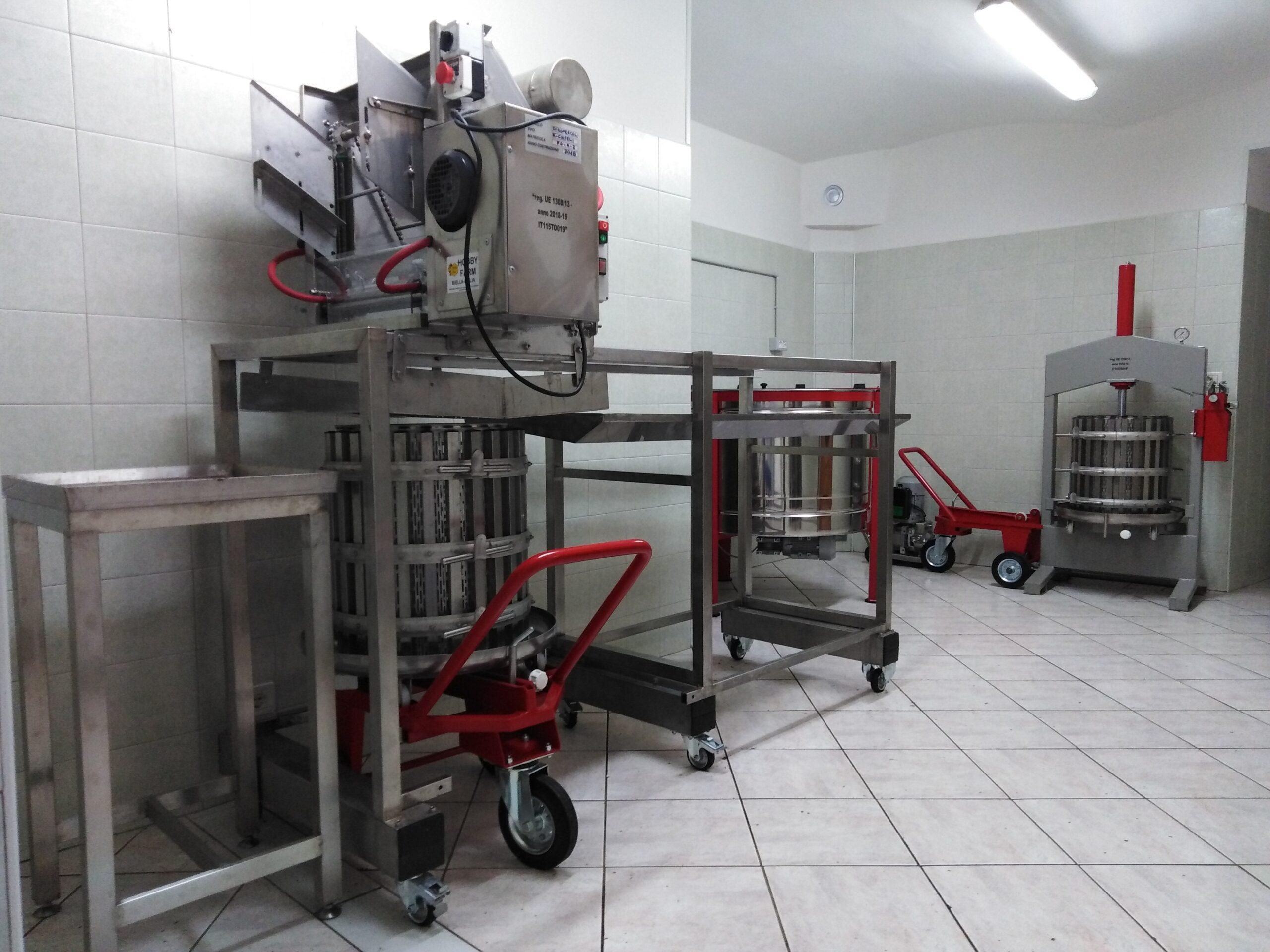 Attrezzature per la smielatura nel laboratorio Terra e Api a Giaveno