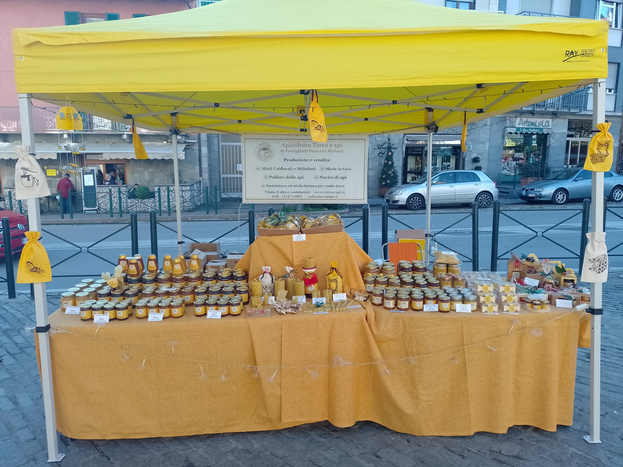 Il banco Terra e Api al mercato del sabato in Piazza Maritano a Giaveno